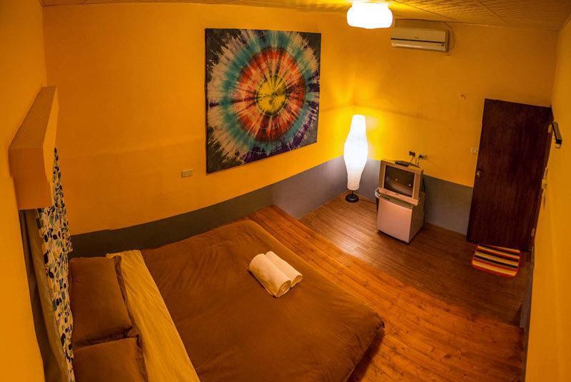 Rainbow Wave Surfing Hostel Старе місто Хенчун Номер фото